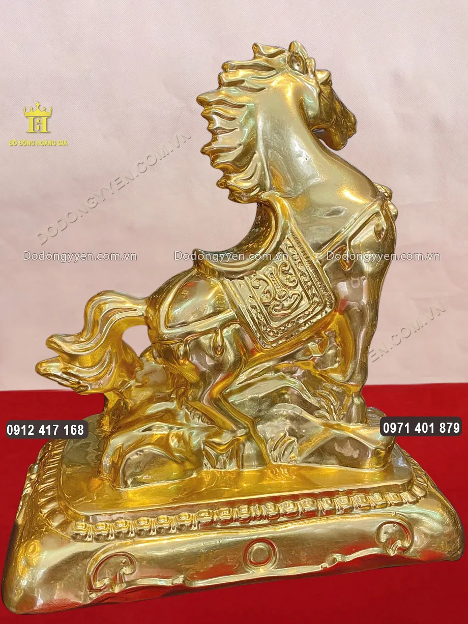 To&agrave;n bộ bề mặt được d&aacute;t v&agrave;ng 24K sang trọng